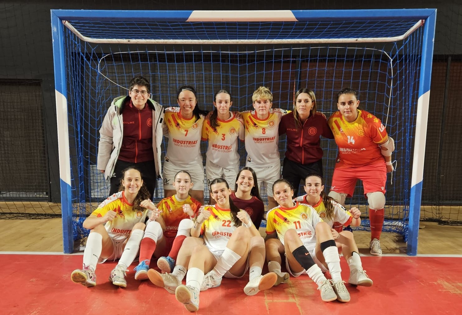 Filial y femenino cara, juvenil cruz
